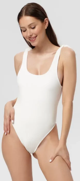 Разпродажба на бели дамски цели бански костюми